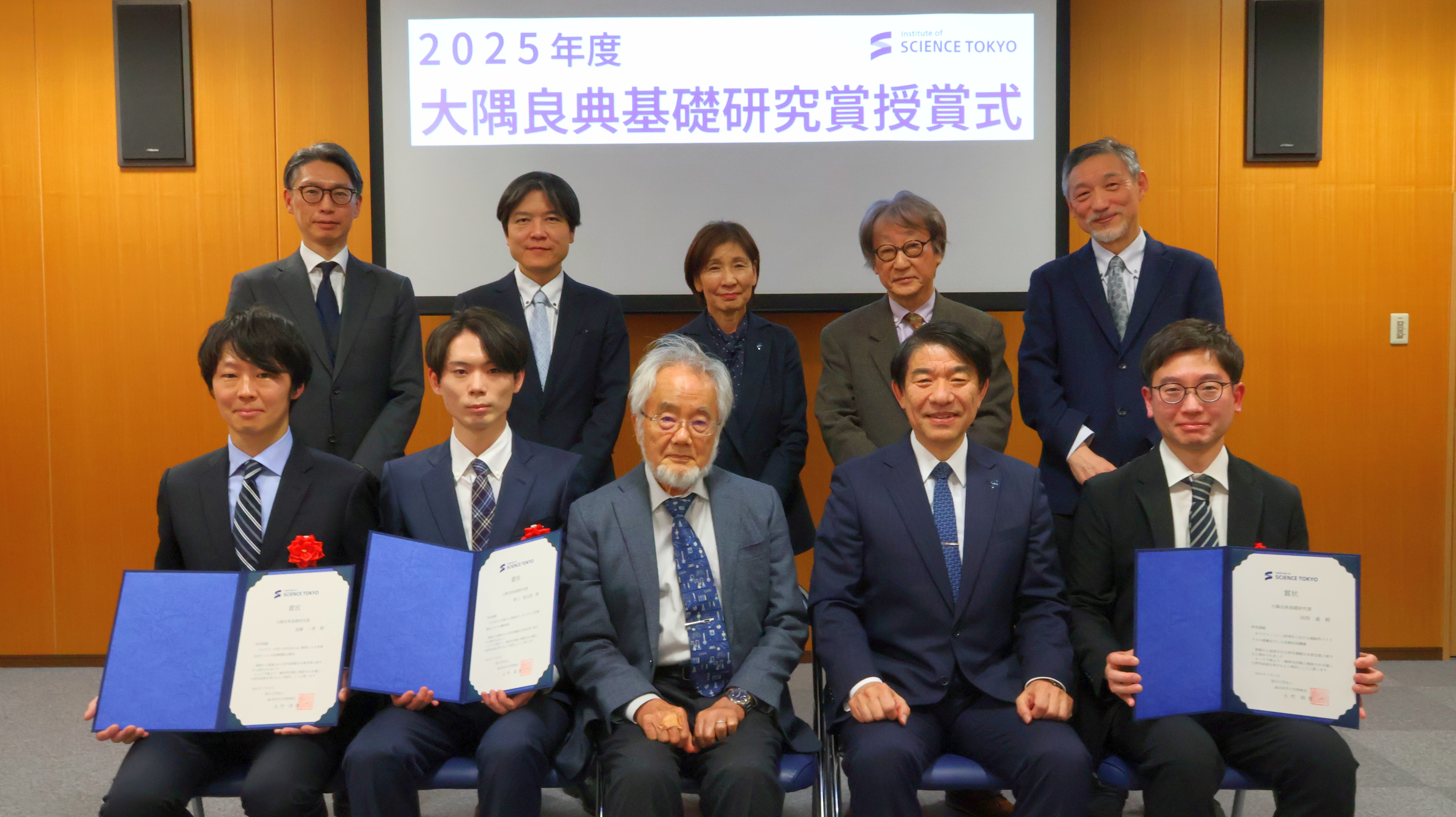 （Front row, from left）Associate Professor　Kazuki Kato, Assistant Professor Juntaro Nogami, Honorary Professor Yoshinori Ohsumi, President and Chief Executive Officer Naoto Ohtake, Assistant Professor Toru Kawanishi
      （Back row, from left:）Director of Research Promotion Department　Toshiyuki Nihei, Professor Yuki Yamaguchi, Executive Vice President for Research and Industry-Academia-Government Collaboration Mutsuko Hatano, Director of Research Center for Cell Biology　Center / Professor Hiroshi Kimura.