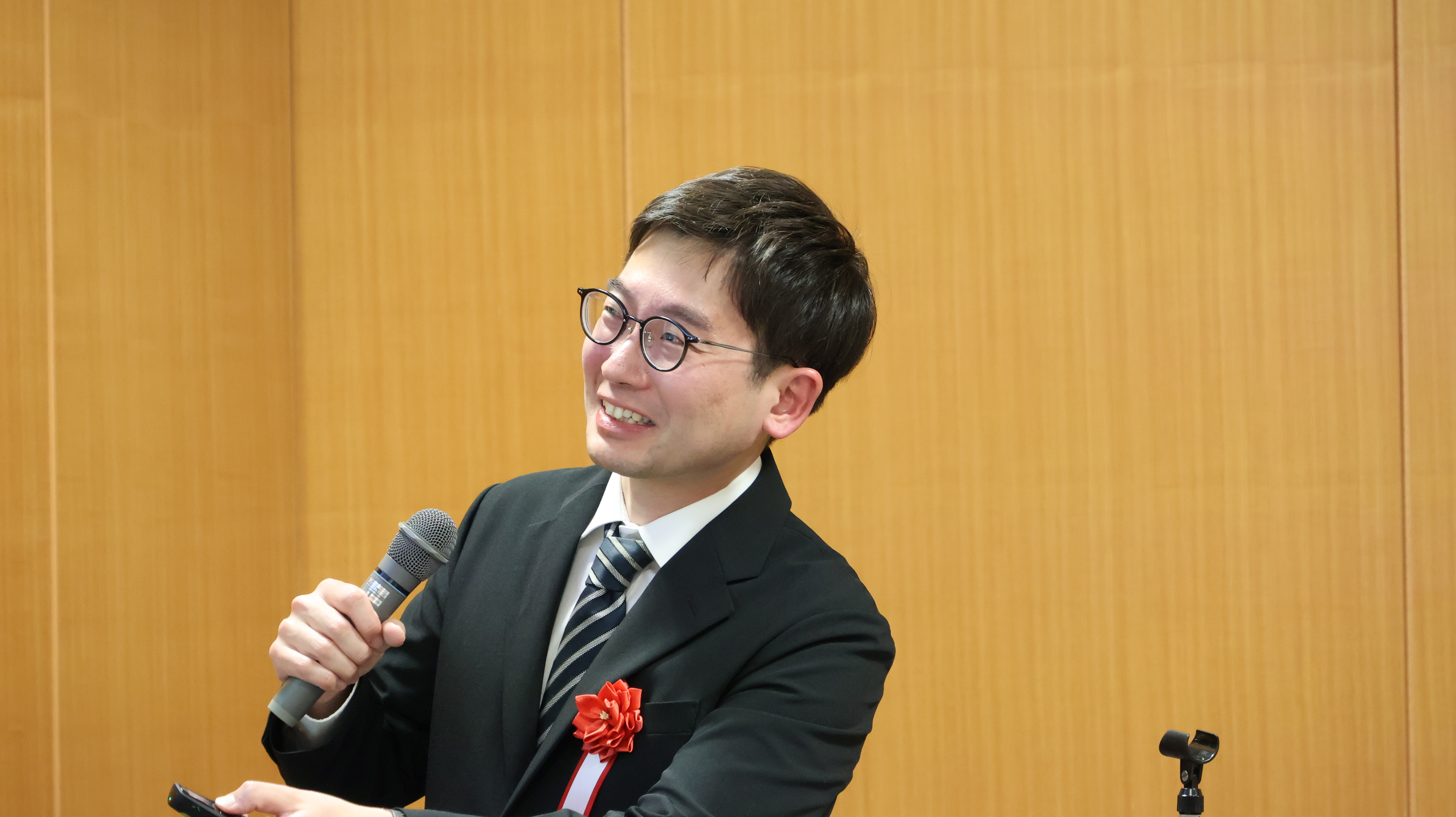 Assistant Professor　Kawanishi presenting him research