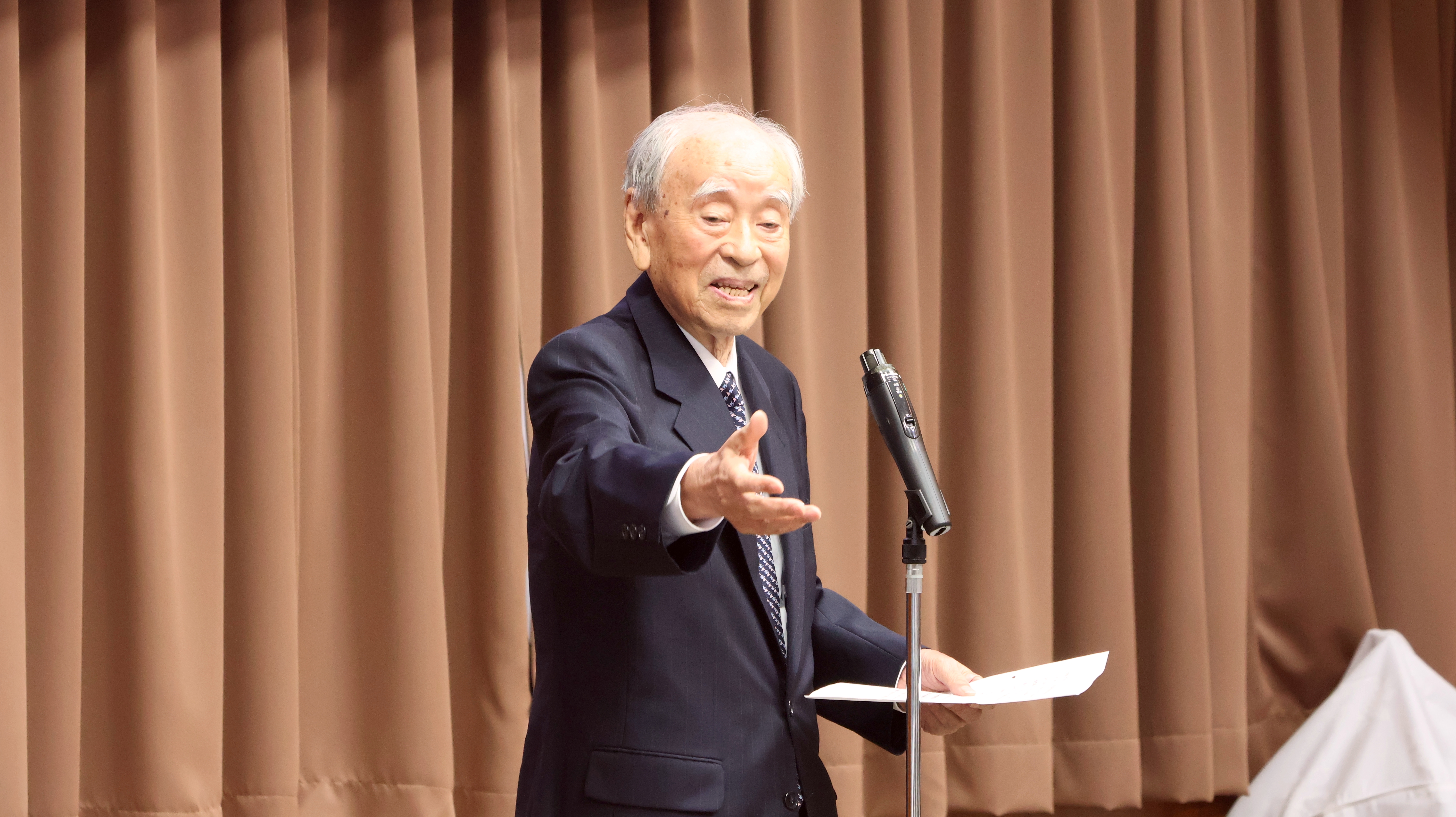 Honorary Professor Suematsu giving a congratulatory address