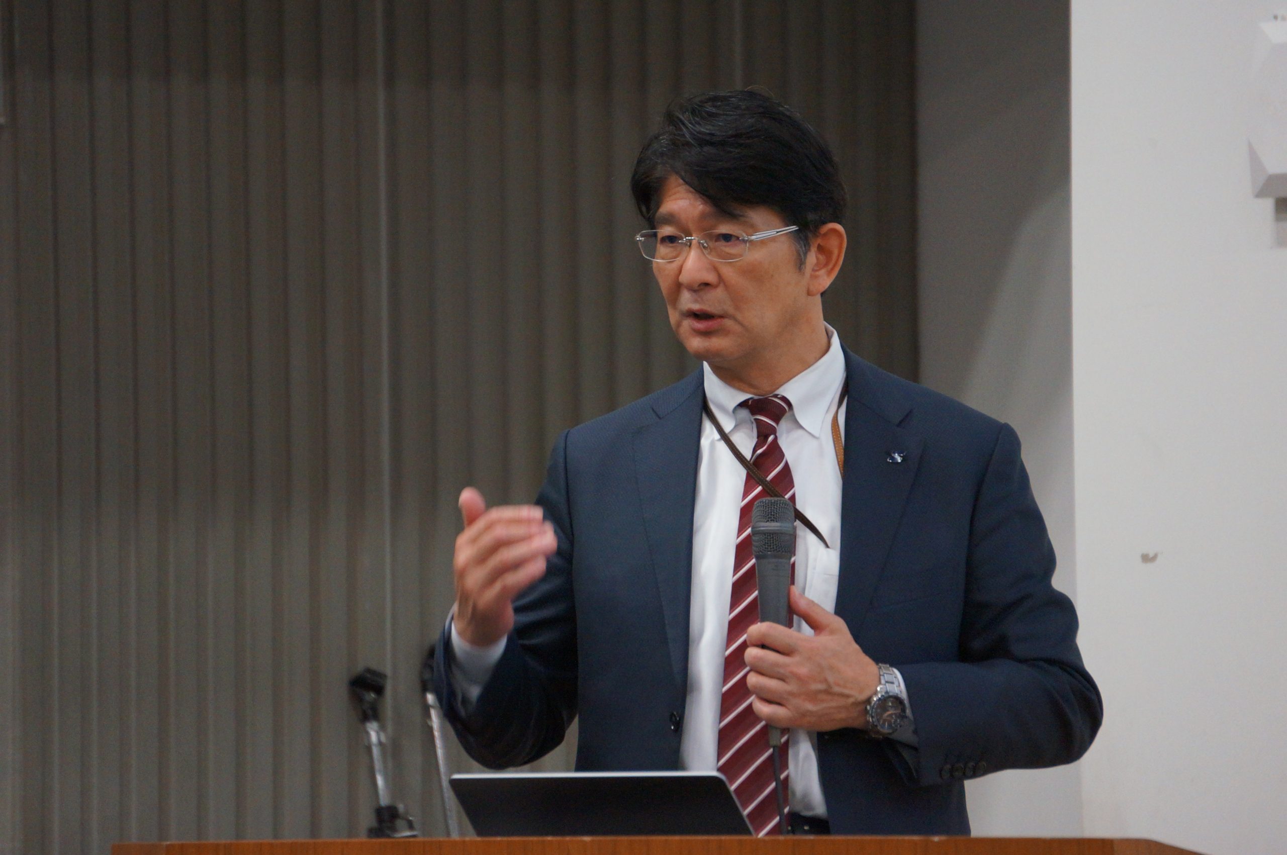 活動報告をする伊原教授